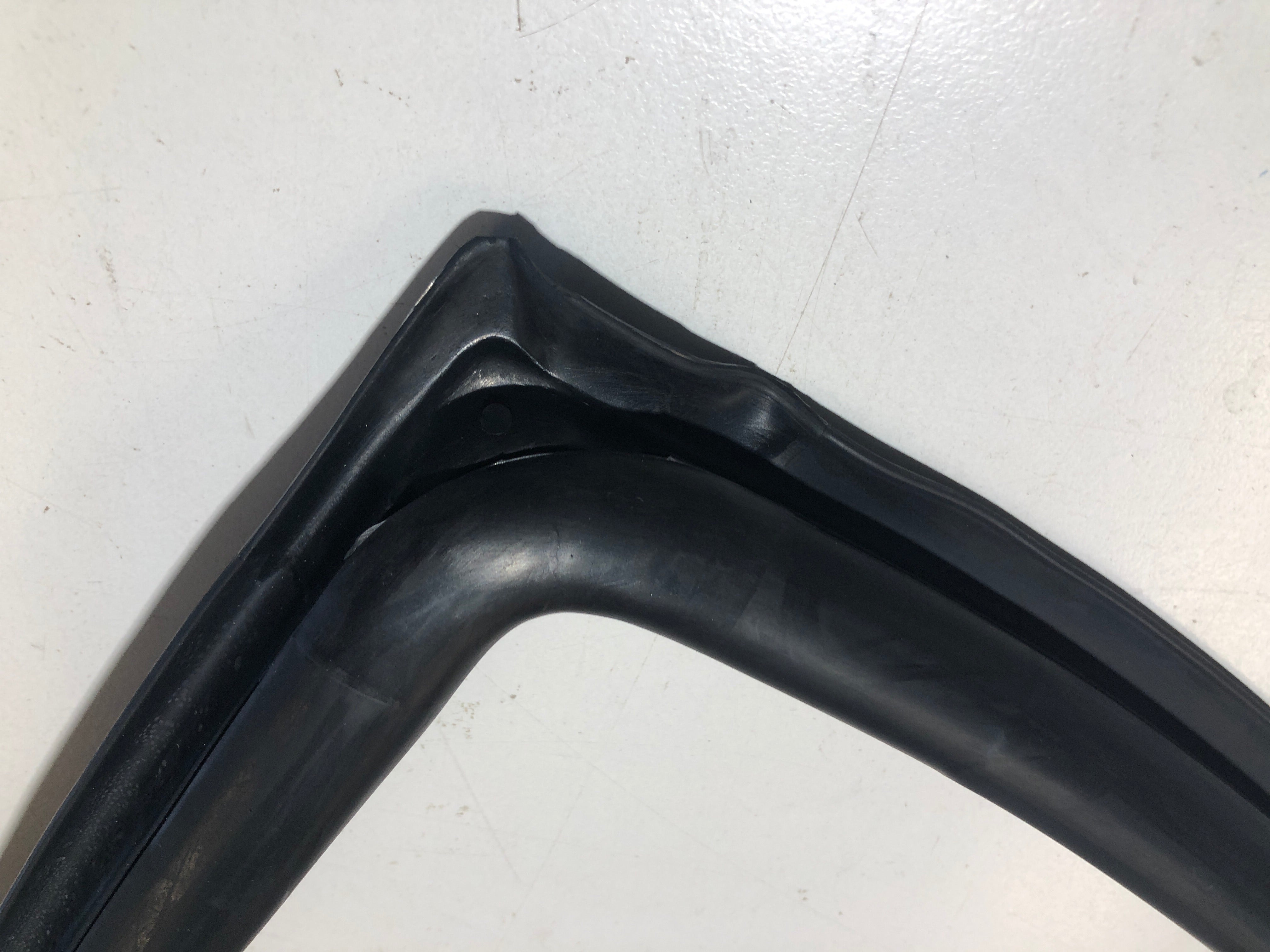 thumbnail image 2 of Leacy Classics Rear Screen Rubber Seal Chrome Filler – For London FX4 Taxi – AKG723R 2 of 3
